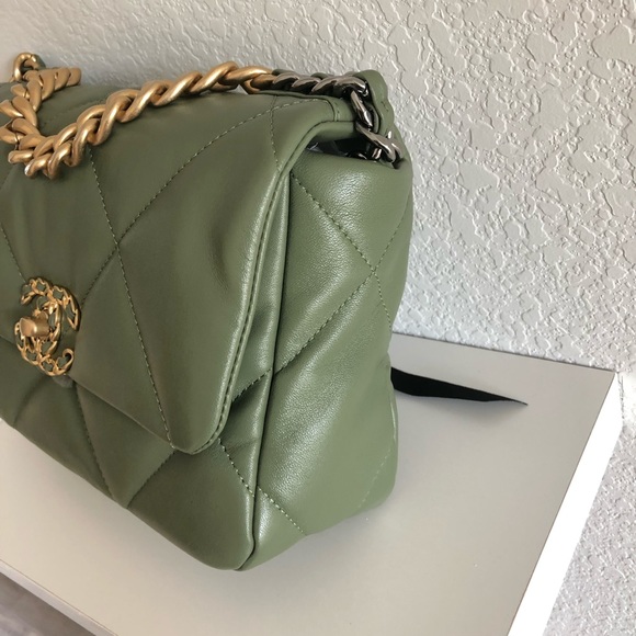 Brand new CHANEL small 19 green handbag - Picture 3 of 16